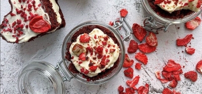 Red Velvet dort s mascarpone a lyofilizovaným ovocem